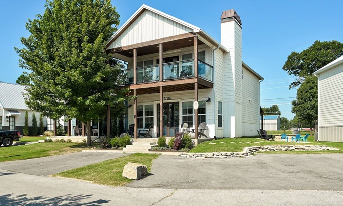Vinita House | New low prices! Hot tub, pool, boat docks!