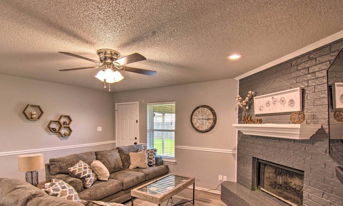 Lubbock House | NEW! Lubbock Home w/ Backyard - 6 Mi to Texas Tech