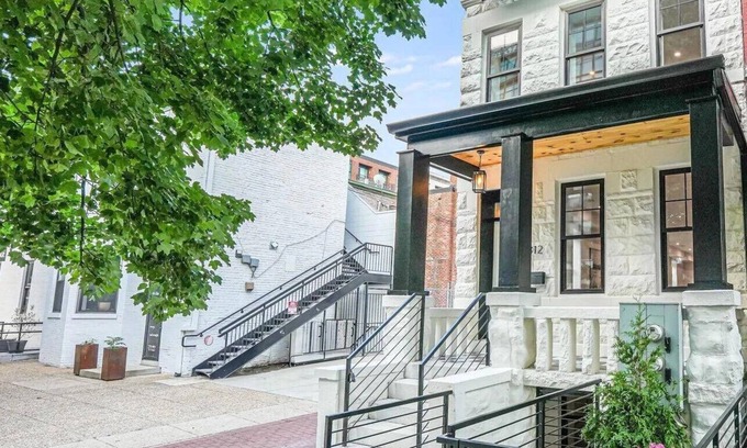 H Street Corridor House | NEW! LUX 4BR + [Rooftop, Parking, Metro]