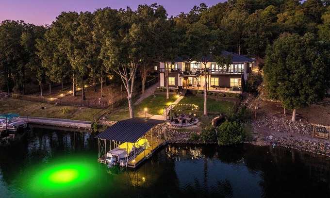 Hot Springs Village House | New LUX Lakefront: HotTub + Games + FirePit + Dock