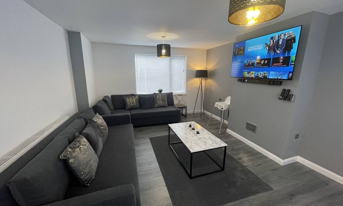 Pleasley House | NEW Luxurious Modern Large 3 Bedroom House (10 Guests and more)