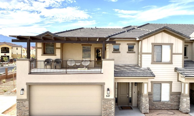 Hurricane House | NEW! Luxurious Zion Village Rental 6BD/5BA Sleeps 22+, Pool, Lazy River
