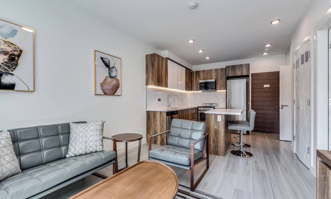 Davie Village Apartment | NEW - Luxury - 1 Bedroom - Walk to the Beach - 1168 Pendrell