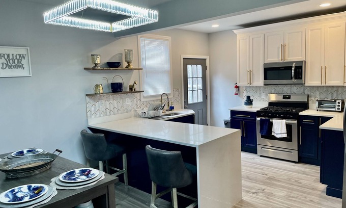 Forest Hill House | New Luxury 3 Bedroom Private House & Backyard
