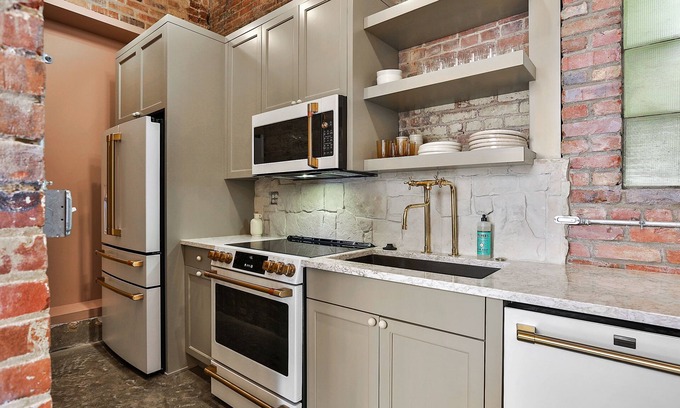 Frankfort House | New luxury apartment in downtown Frankfort next to Distilleries. Near everything