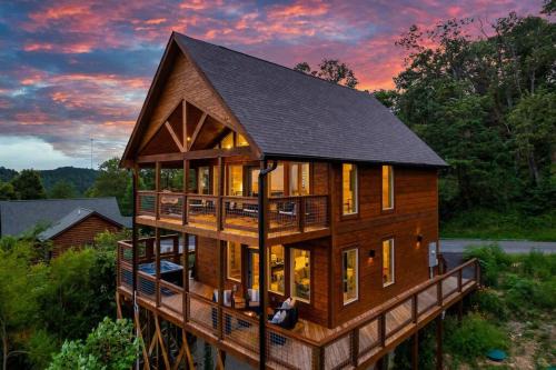 Gatlinburg - Pigeon Forge House | New Luxury Cabin with Stunning MountainVIEWS,HotTub, FirePit, FirePlace,2 KingBeds, 2 CoveredDecks,BBqGrill, ShuffleBoard and Pool Access