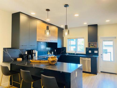 Jasper Place House | NEW Luxury Family Friendly Entire House Near Downtown WEM, 3 Bedrooms