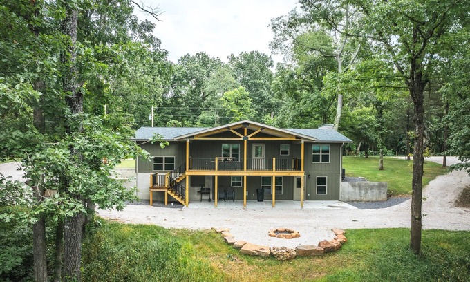 Steelville House | *NEW* Luxury Home overlooking Meramec River w Game Room, Private River Access