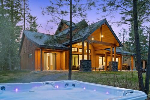 Ronald House | New Luxury Home with Hot Tub, Firepit and Forest View