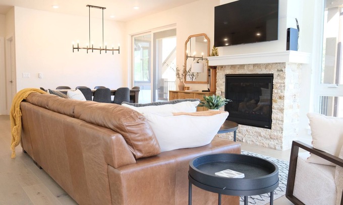 Lakeside Village Condo | NEW! Luxury Keystone Condo with Mountain Views