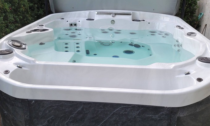 District of North Vancouver House | New Luxury Modern spacious 1BR suite/Hot Tub
