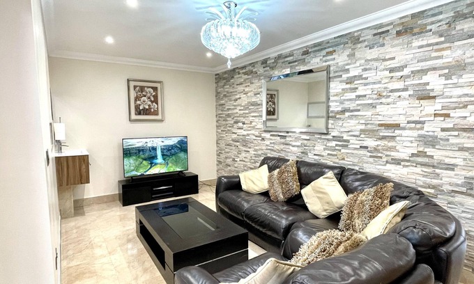 Tea Green House | New Luxury Modern House Near Airport Free Parking