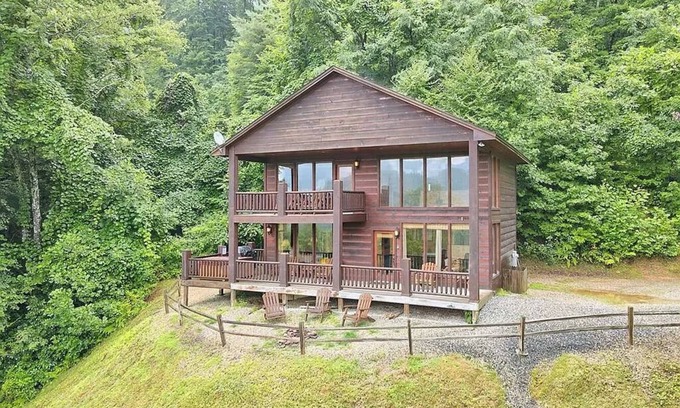 Bryson City Cabin | NEW! LUXURY MOUNTAIN CABIN, VIEWS, HOT TUB, FIRE PIT