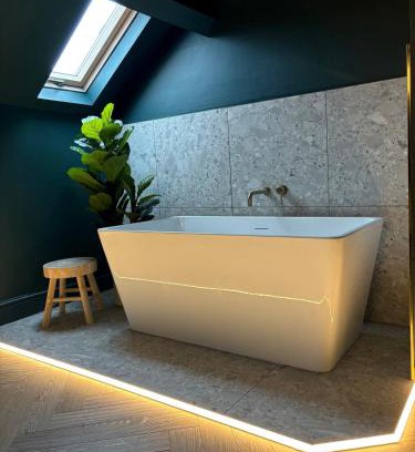 Neath House | NEW Luxury Neath Center Stay