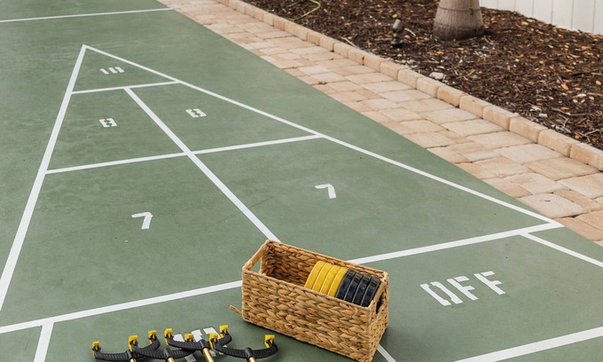 Bellevue Terrace House | New Luxury Stay. Backyard Games. Near Siesta Key.
