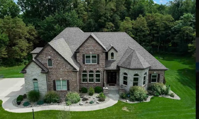 South Bend House | NEW! Luxury throughout. Sleeps 12. Just 5 miles to ND. Theater. Bar. Hot Tub.