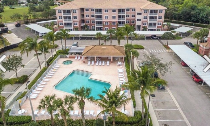 Iona Condo | NEW Majestic Palms Condo 2/2 Penthouse, 4 miles to FMBeach, Heated Pool, Hot tub