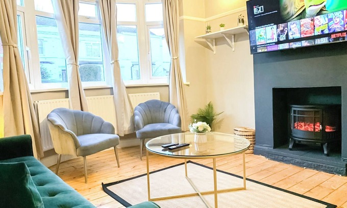 Beverley Apartment | New Malden Cosy 3-bedroom House w/FREE Parking & Private Garden near Koreatown