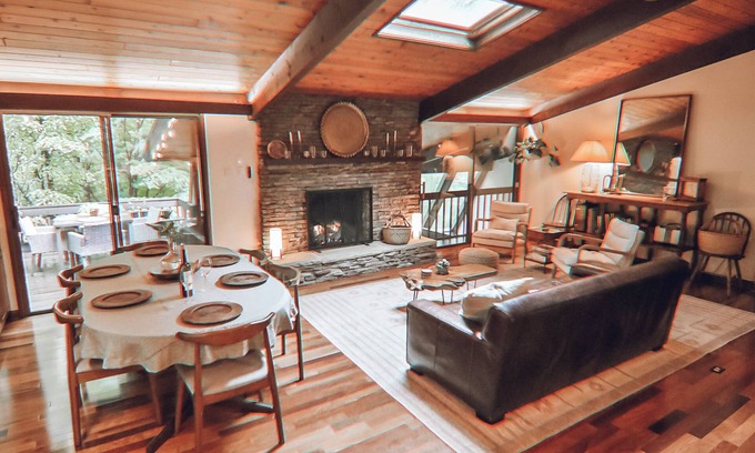 Lynn House | NEW Mid-Century Forest Retreat - 12mins to TIEC