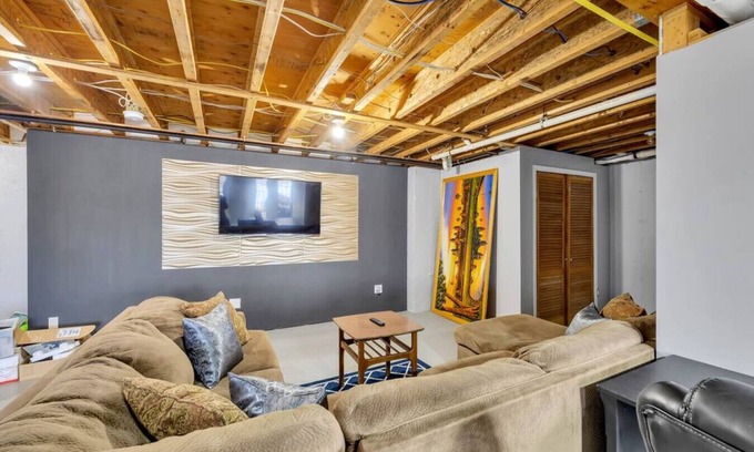 Sullivan House | New! Millstream Manor-pondside & sleeps up to 14!