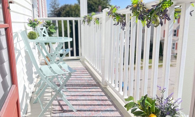 Rimmon Heights Apartment | NEW - Mins to Manchester/Concord - Private Porch - Walk to Downtown - Garage -