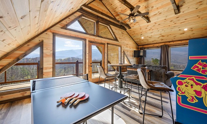 Gatlinburg - Pigeon Forge Cabin | New Modern Cabin with Breathtaking Mountain Views!