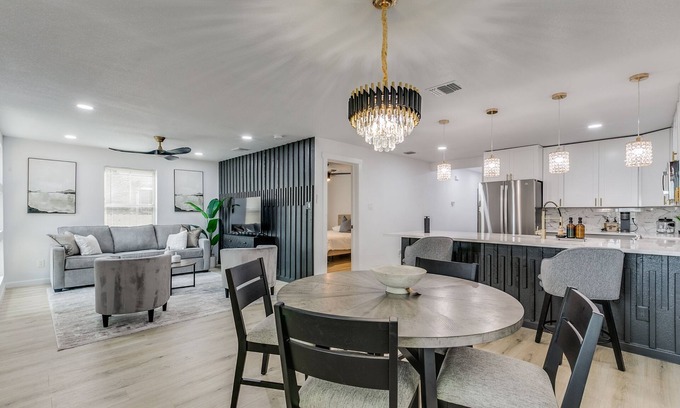 Eastside Promise Neighborhood House | New ! Modern Home Near The Pearl, Fort Sam & Downtown & Frost Center