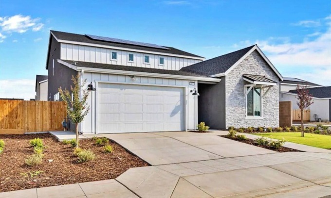 Roosevelt House | New Modern Home with Games and More! Near Airport!