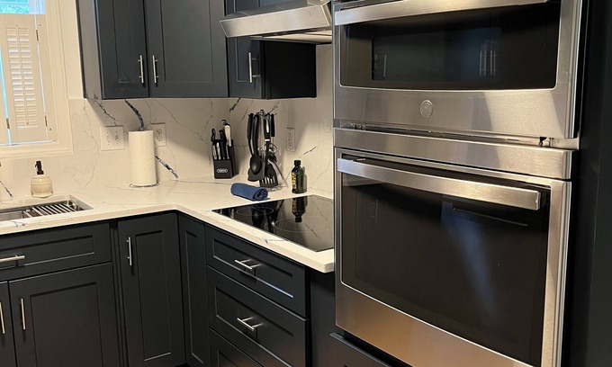 Cary House | New modern kitchen in great location to RDU and RTP