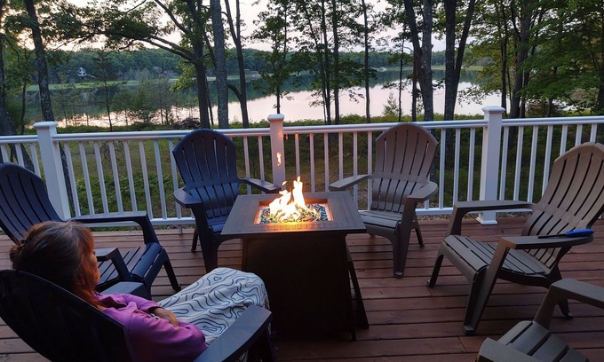 Free Soil House | New & Modern Lakefront Home-Peaceful Haven