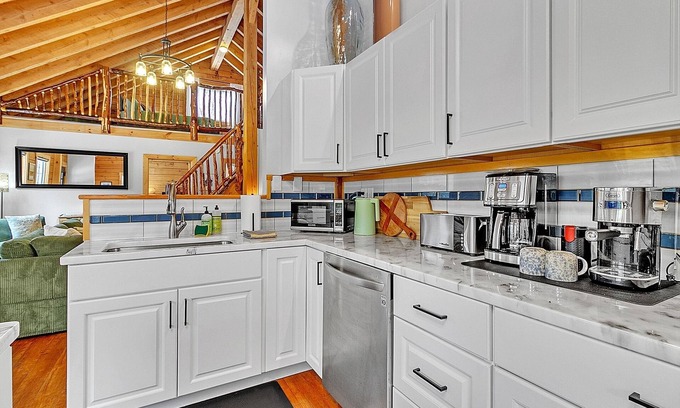Warren House | NEW! Modern Log Cabin with Skiing & Work-Friendly Setup