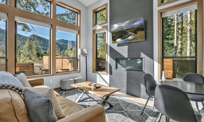 Paradise Estates House | New! Modern Mountain Getaway w/Fireplace & Hot Tub