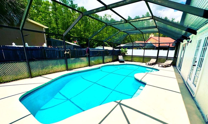 Buena Ventura Lakes House | New Modern Oasis with private pool near MCO Airport, Disney and Amusement Parks!