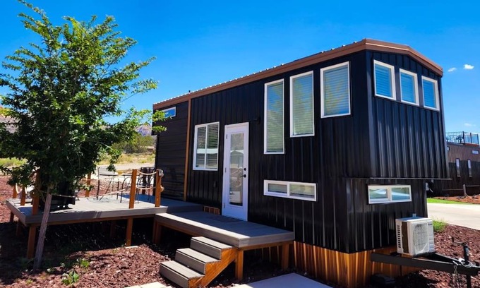 Apple Valley House | New modern & relaxing Tiny House w deck near ZION