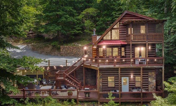 Morganton Cabin | *NEW* Modern Rustic Cabin w/AMAZING views! Hot Tub, 2 King Suites, Pet Friendly