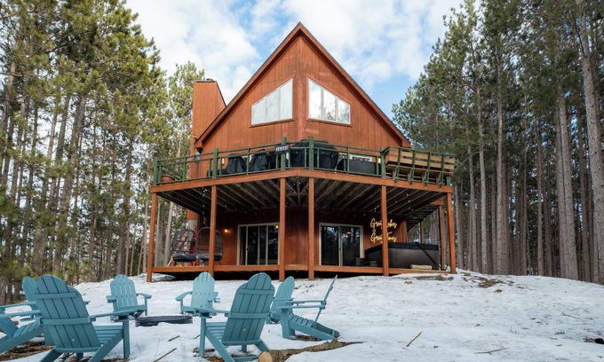 Central Lake Cabin | NEW Modern Torch Lake Retreat w/Hidden Speakeasy: Golf Sim/Theater/Hot Tub&Games