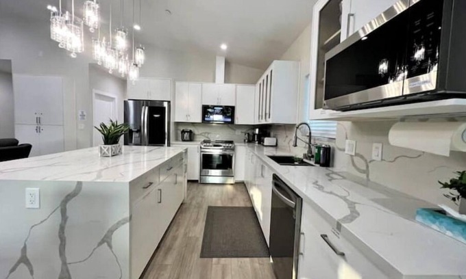 San Bernardino House | New & Modern with Accessibility-Family Friendly