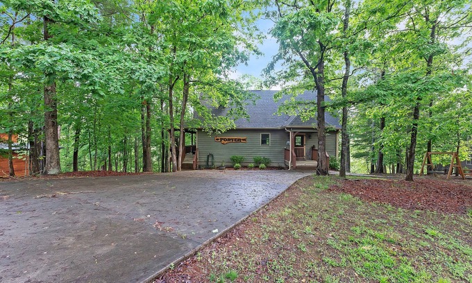 Cleveland Cabin | NEW! Mountain Getaway with Hot Tub & Game Room