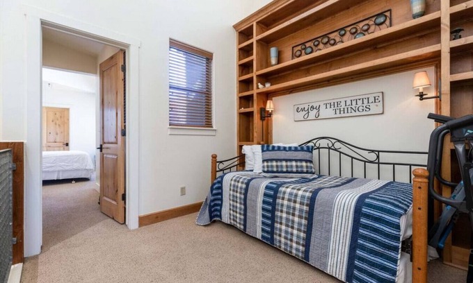 Kimball Junction Apartment | New! Mountain Retreat-Hot Tub, Views, Near Shops!