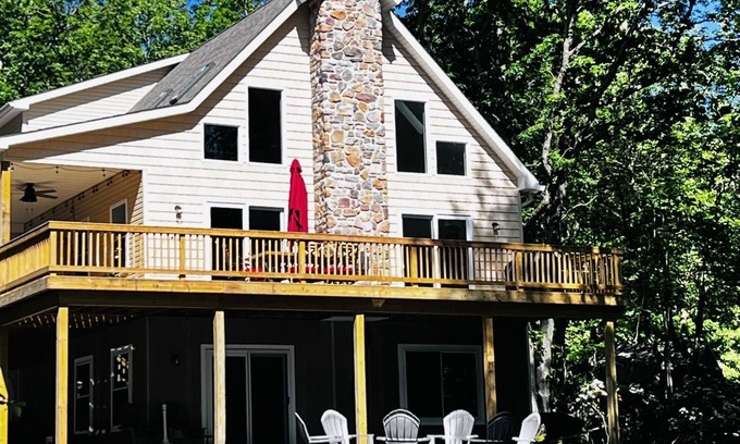 Jim Thorpe Ski Chalet | NEW! “MountainWoods" Family Chalet at Bear Creek Lakes, Beach, Lake, Pool, Ski!