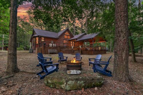 Broken Bow House | New Near Casino Cabin Hot tub Fire Pit