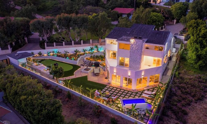 Western Malibu House | NEW! Ocean View Malibu Modern Home w/Mini Golf & Spa