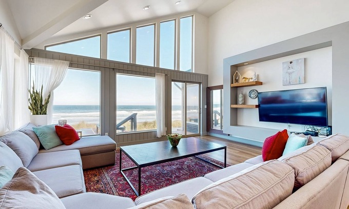 Neskowin House | New oceanfront home w/hot tub, views, A/C & beach access, 2 dogs OK