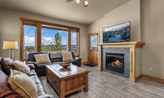 Southern Crossing House | New! Old Mill Lookout–Mountain Views, Fireplace & Walk to Hayden Amphitheater