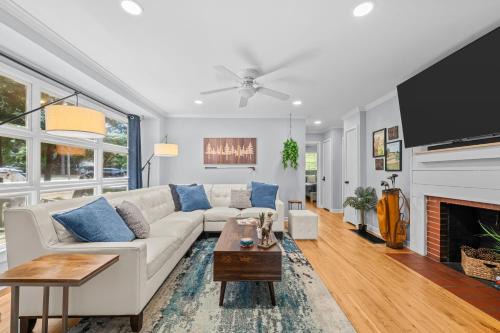 Downtown House | New Owners! Downtown Corner Cottage-Pet Friendly