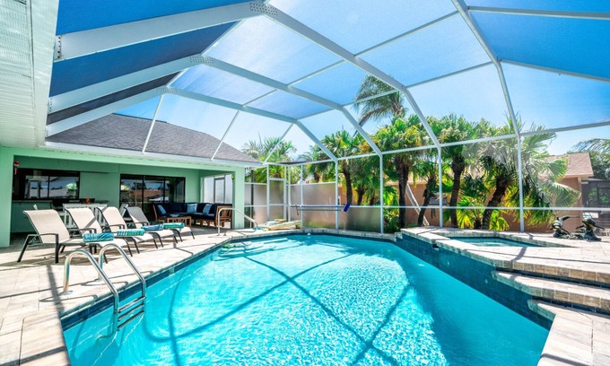 Apollo Beach House | New Palm Tree III - Free Heated Pool/Spa (Kayaks, Paddle boards, and bikes)