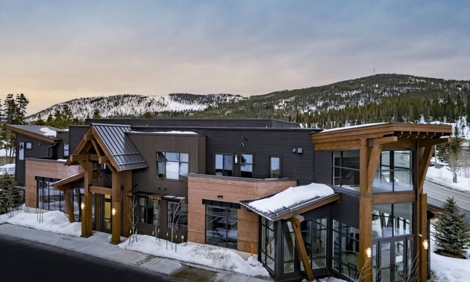 Breckenridge Condo | New! Park Ave Flat 14, Brand new Luxury Condo, Minutes to Everything!