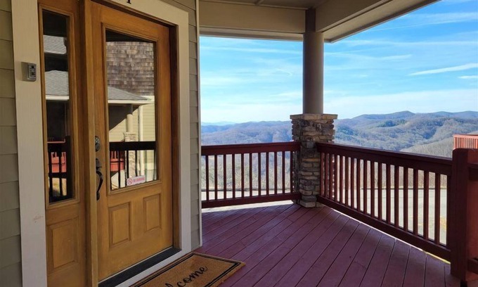 Wolf Laurel Cabin | New! Peaceful Mountain Views, Deck, Trails nearby, Pool Table.