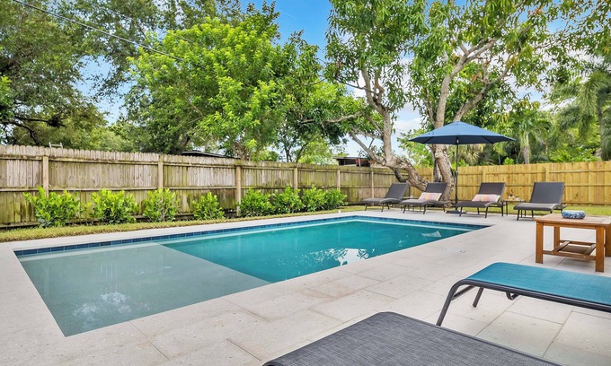East Naples Cottage | NEW POOL! Naples Home 2 miles to Beach/5th Ave, 2 King Beds, Hot Tub, Bikes