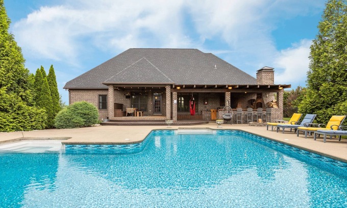 Mount Juliet House | !NEW! Pool, Pizza Oven, Movie Screen